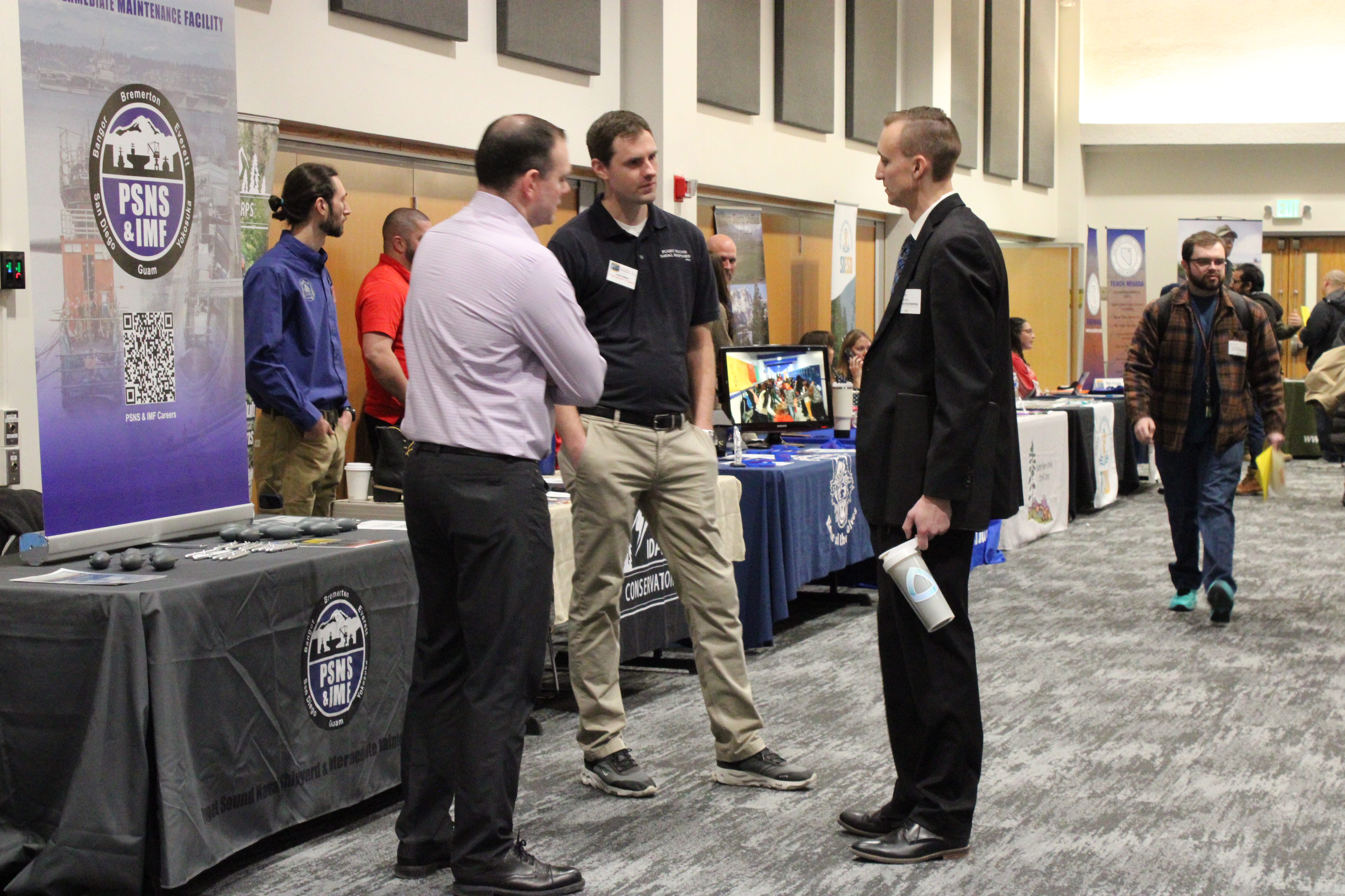 SPRING cAREER fAIR 2024 EMPLOEYER TALKING TO STUDENT