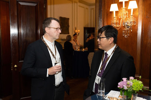 Dr. Shin Kue Ryu talking with Dr. Brian Alexander from Washington and Lee University