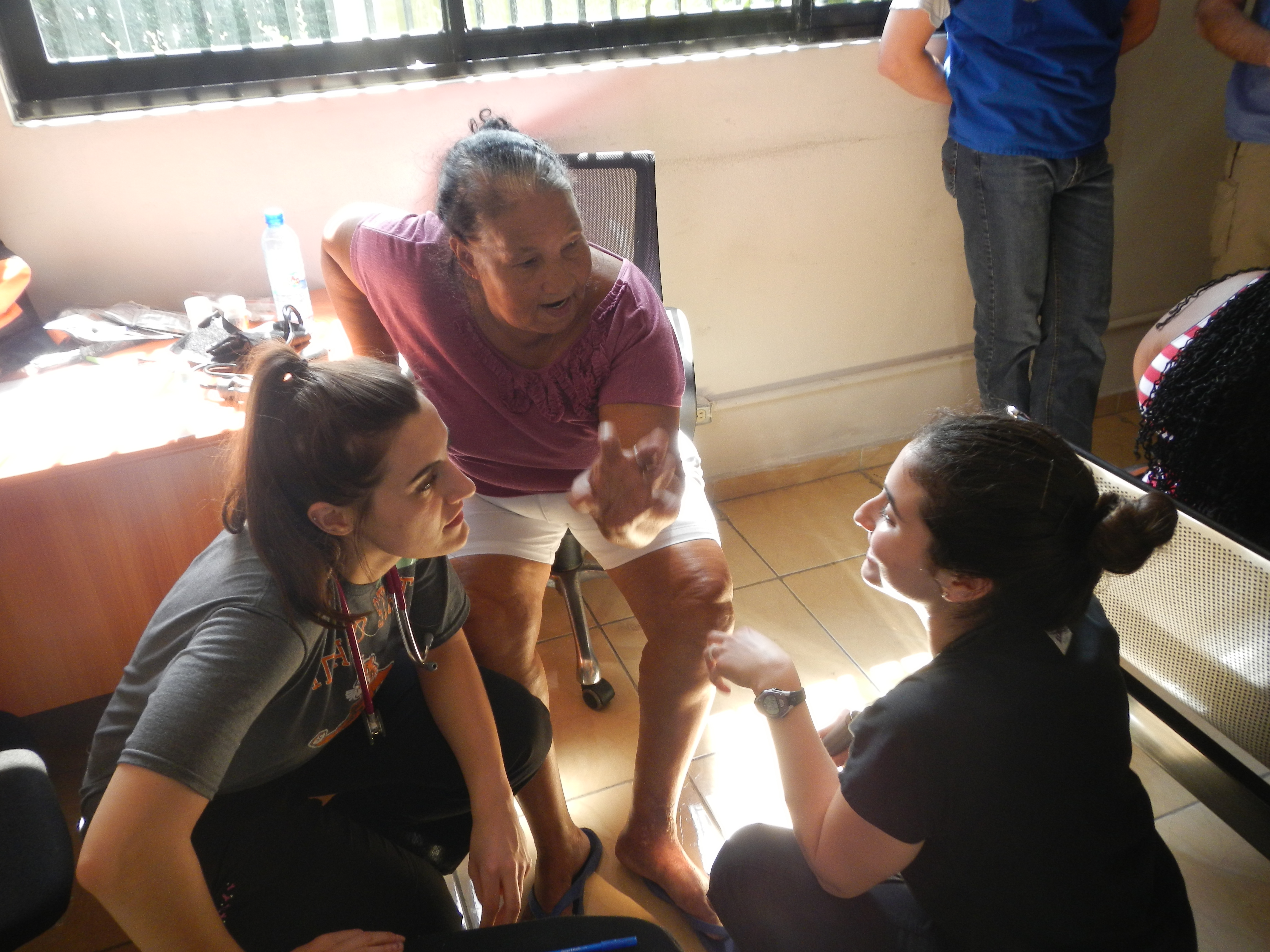 Student helps patient in Dominican Republic