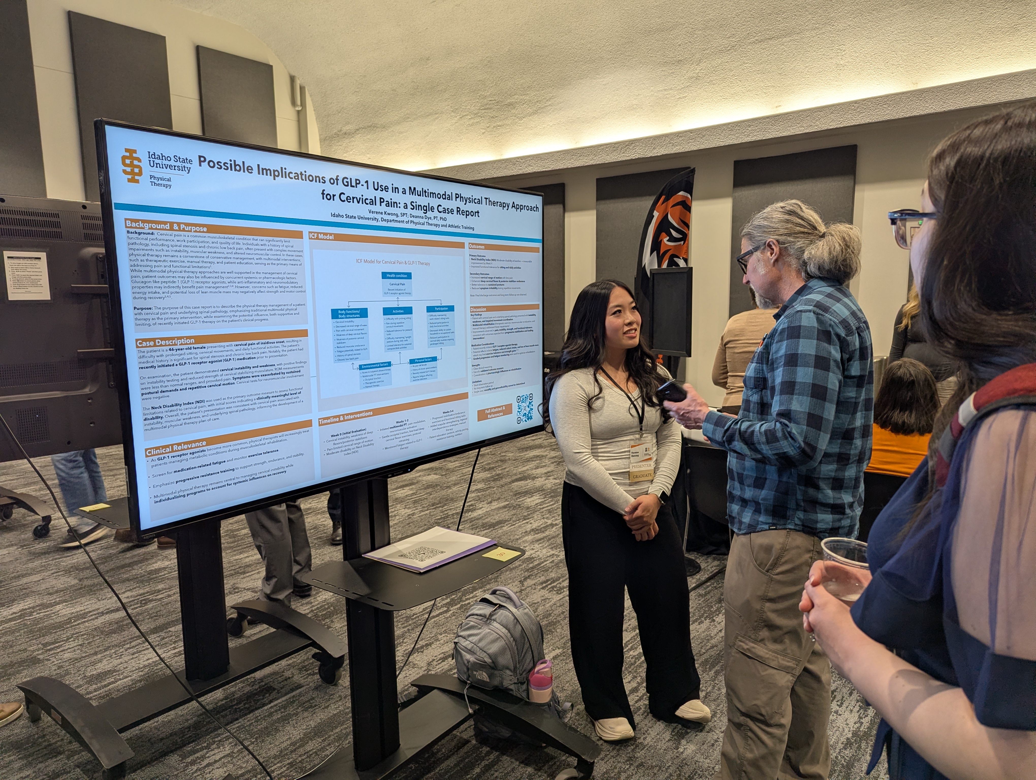 photo of physical therapy student talking to an instructor about their poster