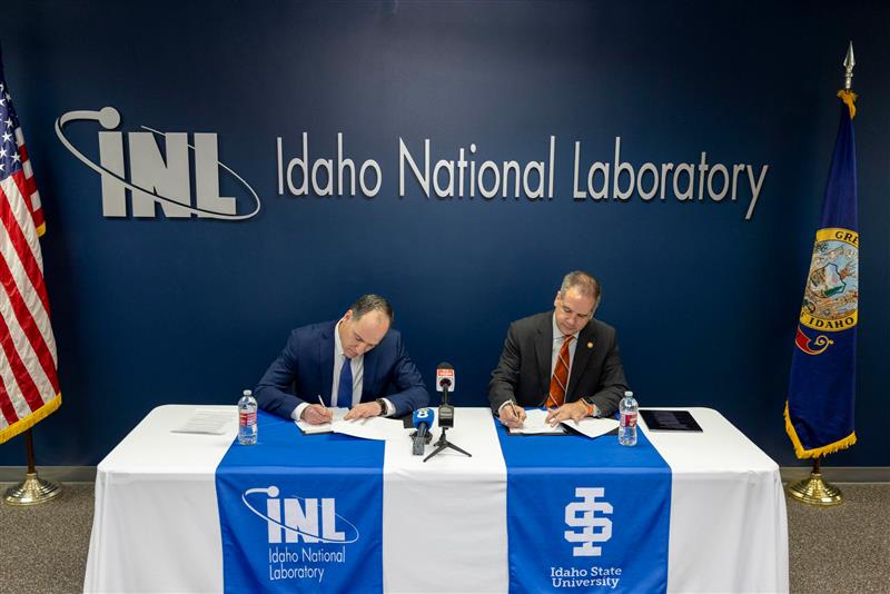 INL Director John Wagner and ISU President Robert Wagner sign the SUPER agreement.