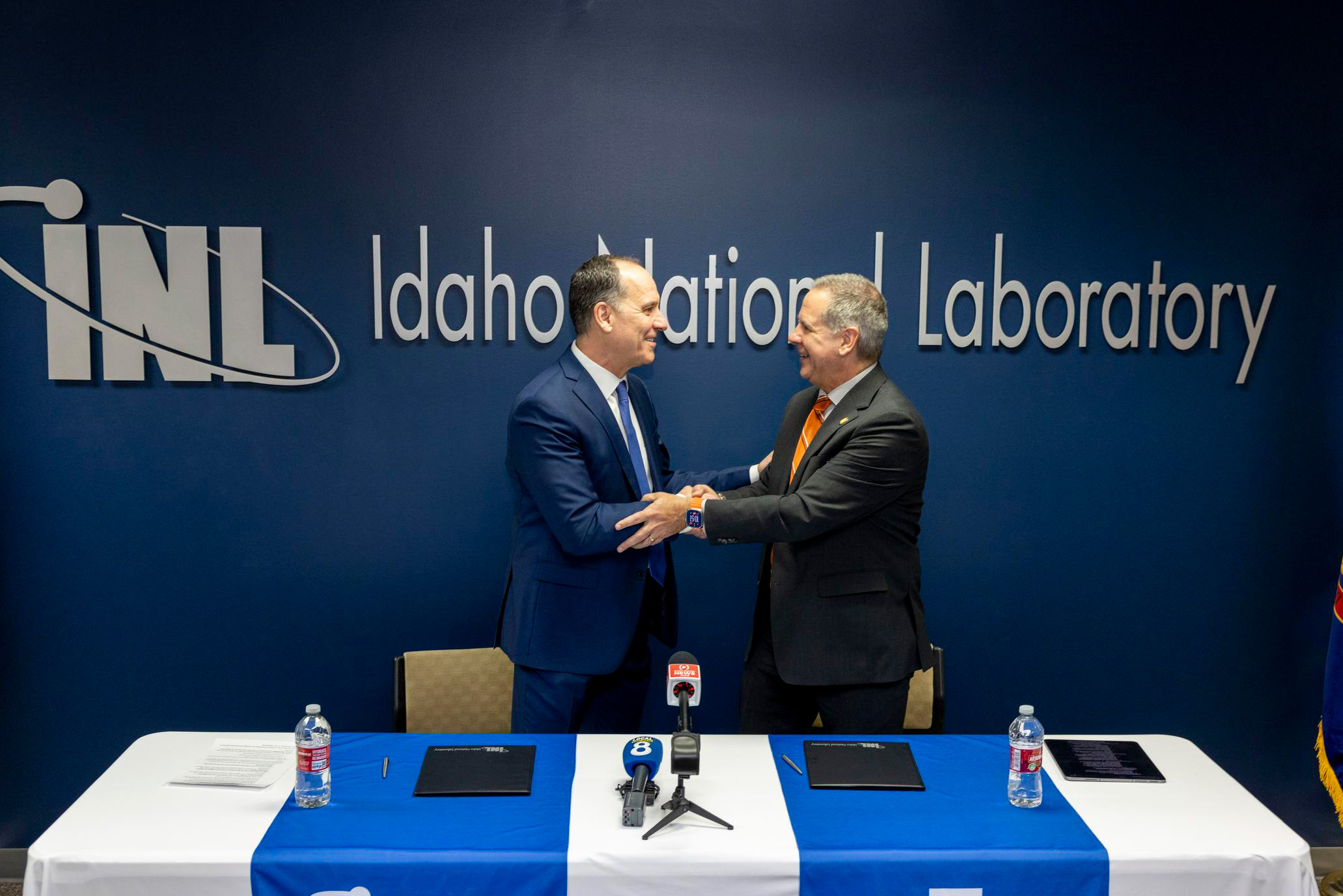 INL Director John Wagner and ISU President Robert Wagner shake hands.